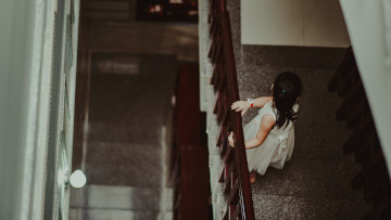 dziewczynka na klatce schodowej